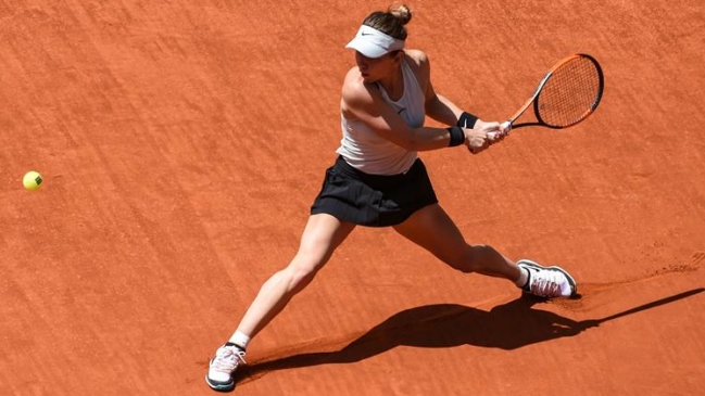 Simona Halep inició la defensa del título en Madrid con sólido triunfo sobre Makarova