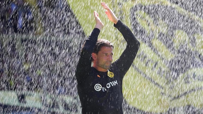 Arquero de Borussia Dortmund se retiró del fútbol y se despidió cantando con la hinchada