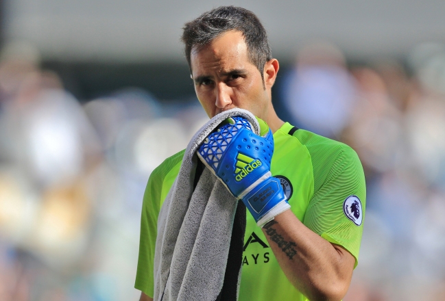 Prensa inglesa criticó duramente el retorno de Claudio Bravo