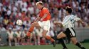 Especial de cumpleaños: El recordado golazo de Bergkamp a Argentina en Francia 1998