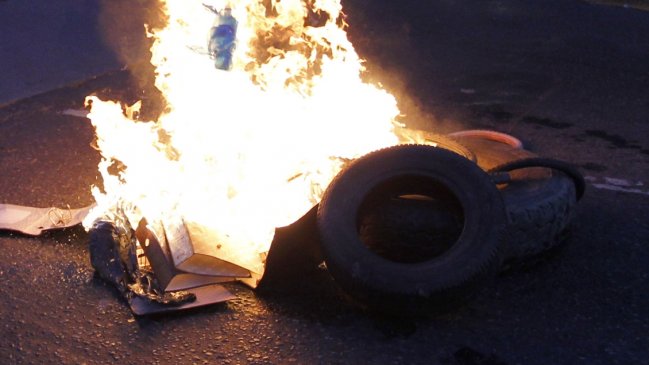 Estación Central: Desconocidos instalaron barricadas en General Velásquez