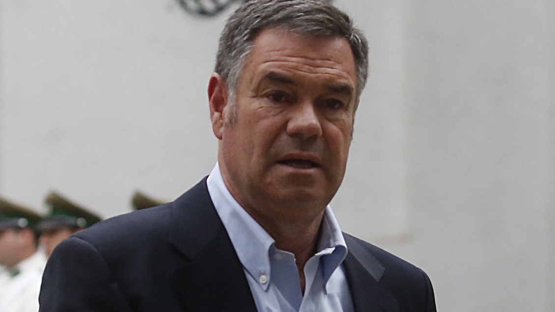 Ossandón llamó a Piñera no firmar decreto que autoriza viaje de Larraín: 