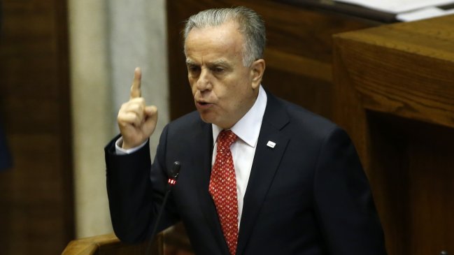 Oposición se coordina para la acusación constitucional contra ministro Santelices