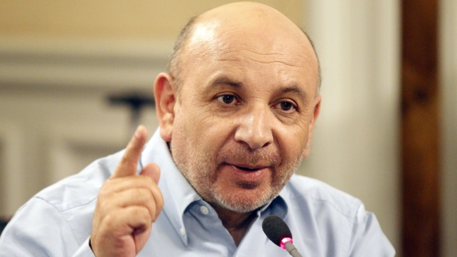 Juan Luis Castro: Se requieren fundamentos jurídicos y políticos para acusar al ministro de Salud