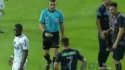 Increíble blooper: Arbitro roció con spray la cara un futbolista en Rumania