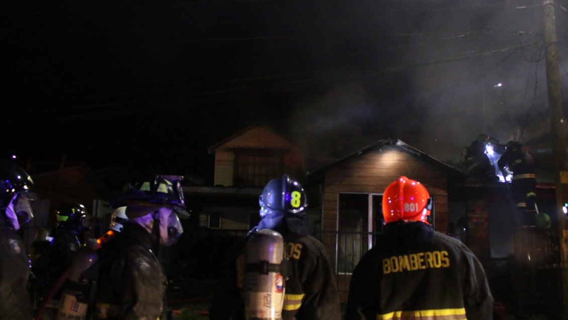 Incendio de dos viviendas en Punta Arenas dejó 10 damnificados