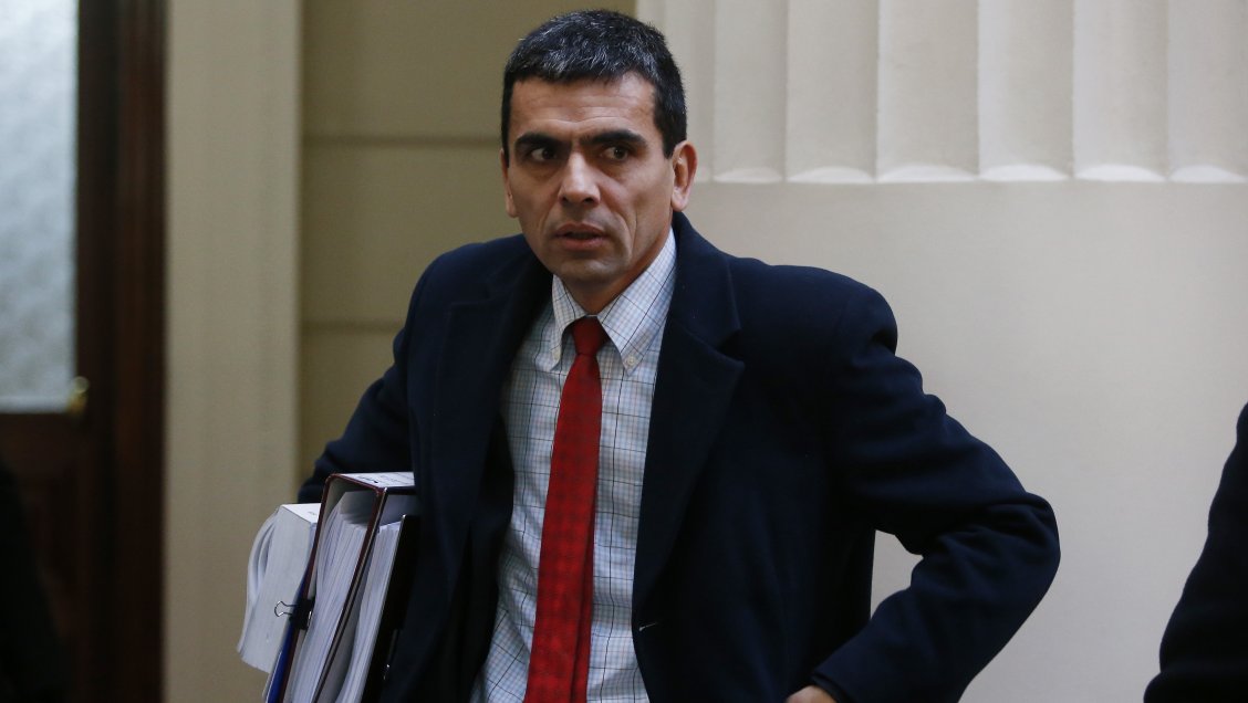 Cuestionan a ex fiscal Gajardo por reunión con diputado del Frente Amplio