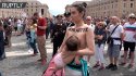 Activista es desalojada de la Plaza San Pedro por amamantar a su bebé en topless