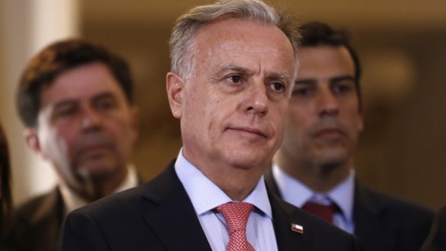 Partido Radical: Ministro Santelices debe evaluar si es más útil dejar el cargo