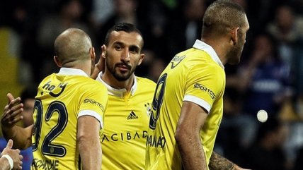   Fenerbahce apabulló a Karabukspor y sigue como escolta en la liga turca 