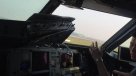 Piloto logró aterrizar avión tras perder el parabrisas y que su compañero fuera succionado