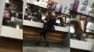 Mujer borracha perdió el pudor en un local de comida rápida