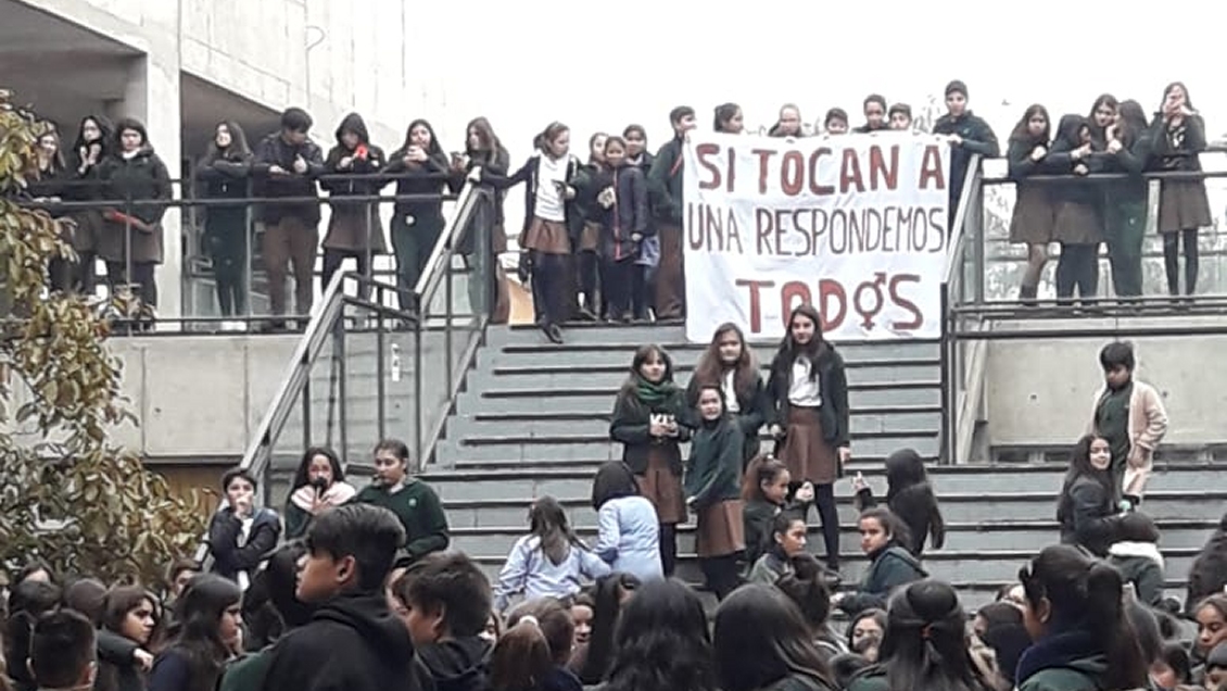 Apoderados y estudiantes protestaron contra colegio tras denuncia de abuso sexual