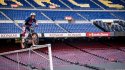 Piloto se luce haciendo equilibrio en uno de los arcos del Camp Nou