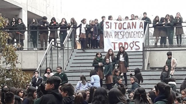 Apoderados y estudiantes protestaron contra colegio tras denuncia de abuso sexual