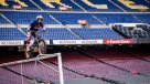 Piloto se luce haciendo equilibrio en uno de los arcos del Camp Nou