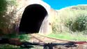 ¡Por poquito! Ciclistas extremos se encontraron de frente a un tren en mitad de un túnel