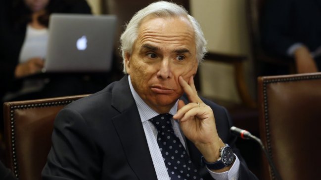 Ministro Chadwick defendió obligatoriedad de visas para haitianos ante críticas de la oposición