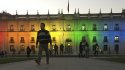 La Moneda se iluminó con los colores del arcoiris