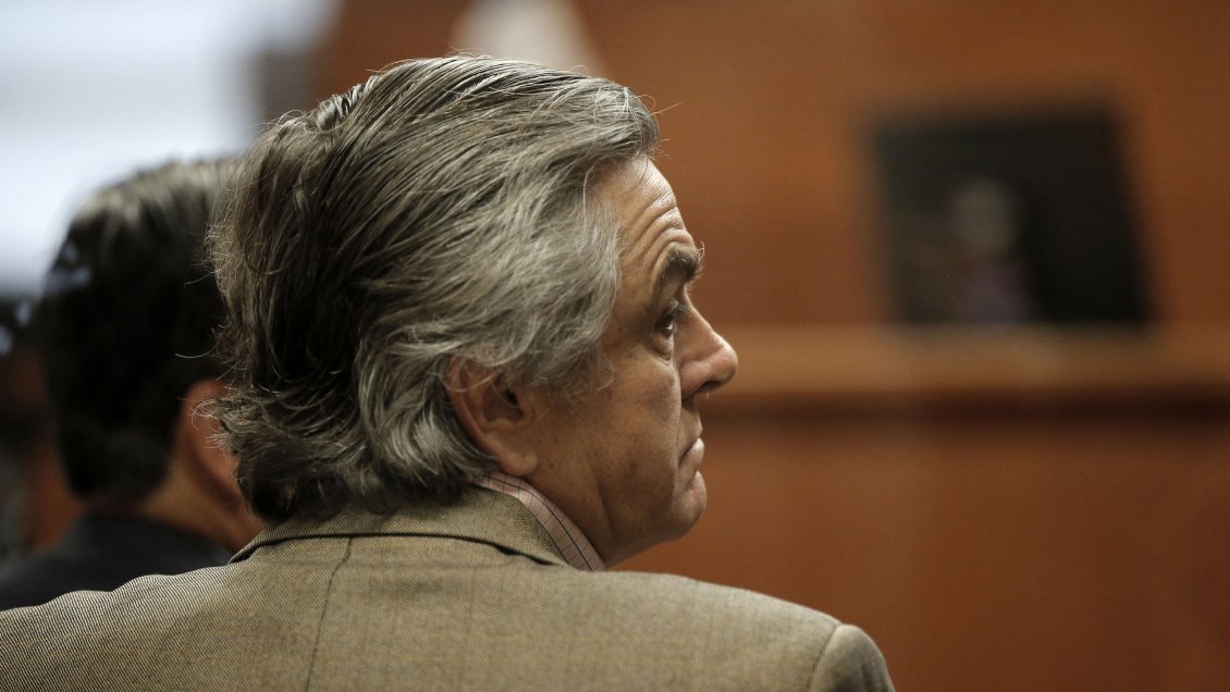 Reformalizan a asesora de Pablo Longueira por arista del caso SQM