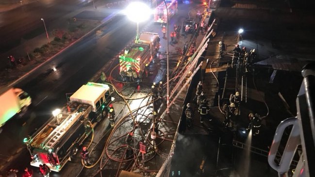 Incendio afectó a locales comerciales en la Alameda