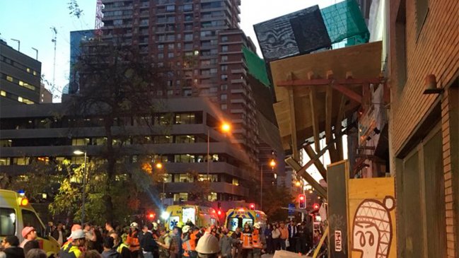 Caída de andamio en pleno centro de Santiago dejó a cuatro trabajadores lesionados