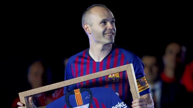 Andrés Iniesta posó en solitario tras su último partido en el Camp Nou