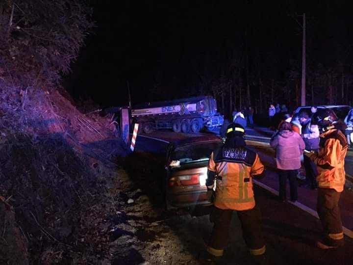 Cuatro personas lesionadas deja colisión entre dos autos y un camión en Ruta de la Madera