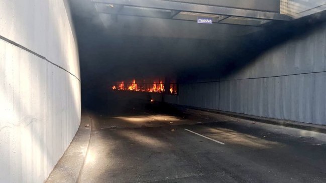 Incendio afectó a paso bajo nivel en centro de Santiago