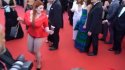 Modelo rusa perdió la falda en la alfombra roja de Cannes