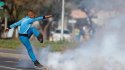 Sudafricanos protestan luego que autoridades los desalojaran de sus viviendas