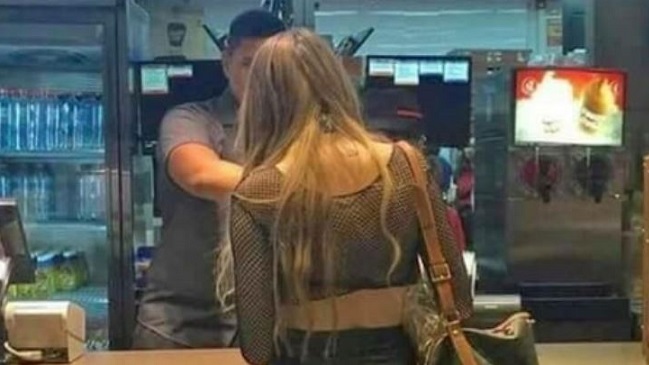 Imagen de una joven casi desnuda en un restaurante causa polémica