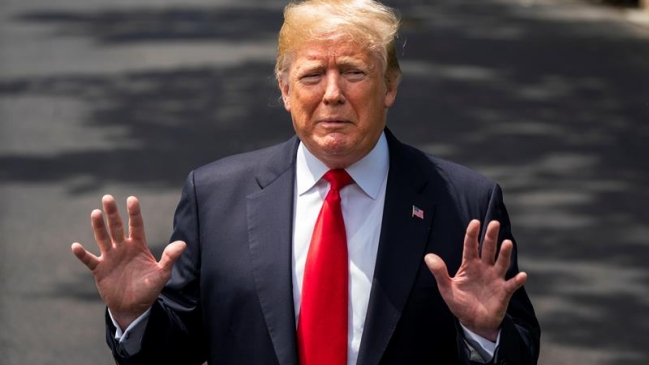 Trump aplaude prohibición de protestar durante el himno en la NFL