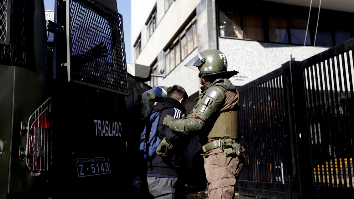 Alumnos: Carabineros convirtió el Instituto Nacional en un campo de batalla
