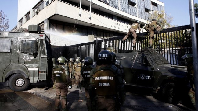 Alumnos del Instituto Nacional denuncian accionar desmedido de Carabineros
