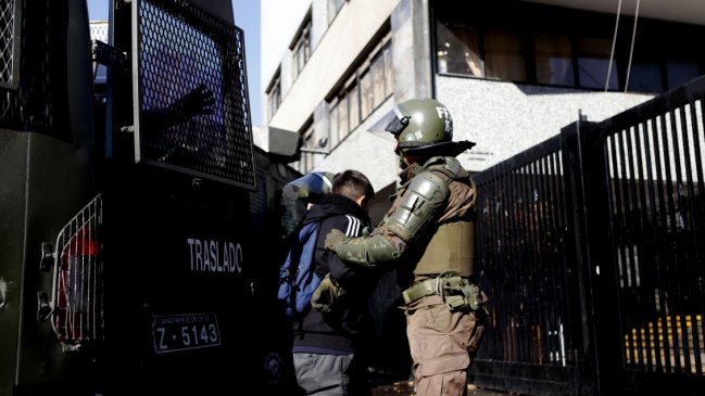 Alumnos: Carabineros convirtió el Instituto Nacional en un campo de batalla