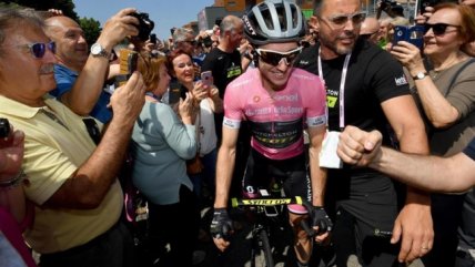 Simon Yates sigue líder, pero con menos ventaja en el Giro  