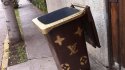 ¿Un lujo? El basurero "Louis Vuitton" que causa furor en Vitacura