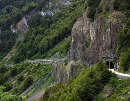 Conductor de furgón salió ileso tras caída a barranco de 50 metros en la Carretera Austral