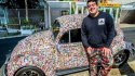 ¿Cómo se ven 15 mil láminas del Mundial pegadas en un auto?