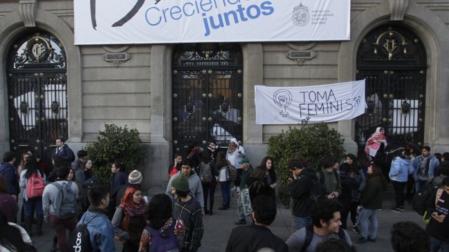 El petitorio de la toma feminista en la PUC: Desde fin al acoso hasta que la UC no sea objetora de conciencia