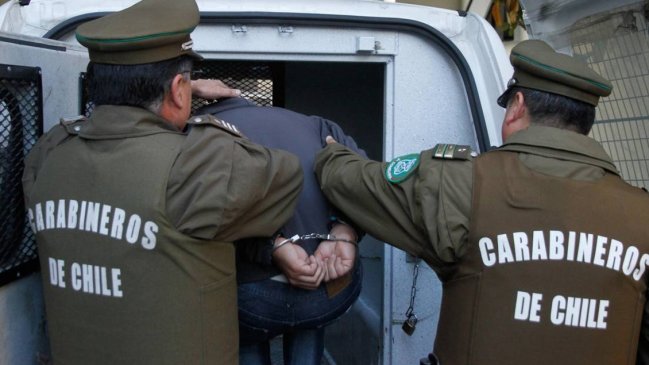 Sujeto fue detenido acusado de vender drogas a pasos de colegio en Santiago Centro