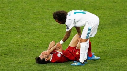 Mohamed Salah abandonó la final tras golpe en el hombro izquierdo por entrada de Ramos