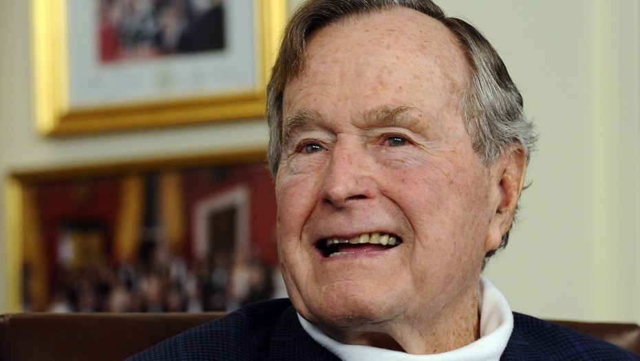 Ex presidente Bush vuelve al hospital
