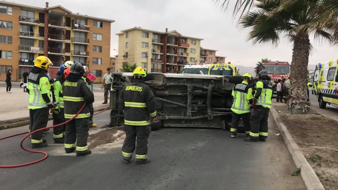 Colisión provocó volcamiento de vehículo en Arica
