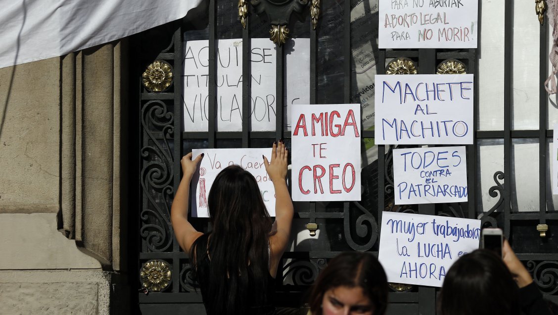 Toma feminista en Casa Central UC: Rector y manifestantes firmaron acta de acuerdo