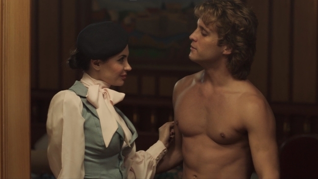 Censuran en Estados Unidos escena de sexo oral en serie de Luis Miguel