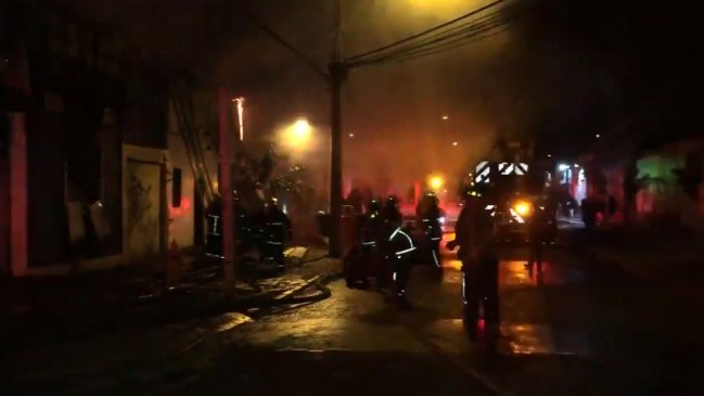 Incendio destruyó una casa y un local comercial en Santiago