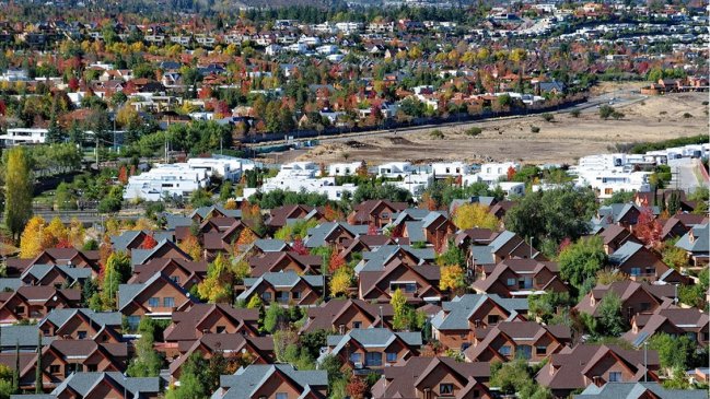 Contraloría frena venta de lujosas casas en La Dehesa: Están construidas en terrenos protegidos