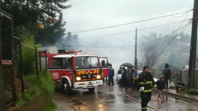 Incendio afectó a tres viviendas y dejó a dos personas con quemaduras en Concepción